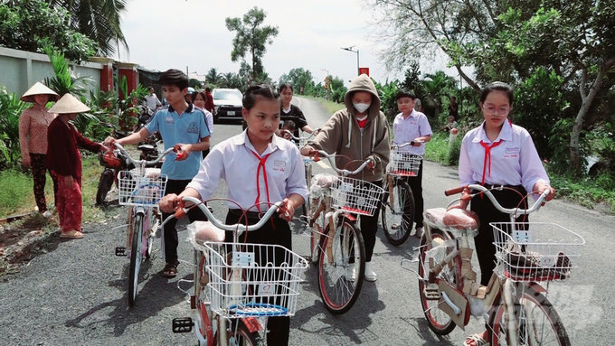 Quỹ Thiện tâm và Báo Nông nghiệp Việt Nam sẽ góp phần 'Tiếp bước tới trường' giúp các em vươn lên trên con đường tìm đến tri thức. Ảnh: Minh Sáng.