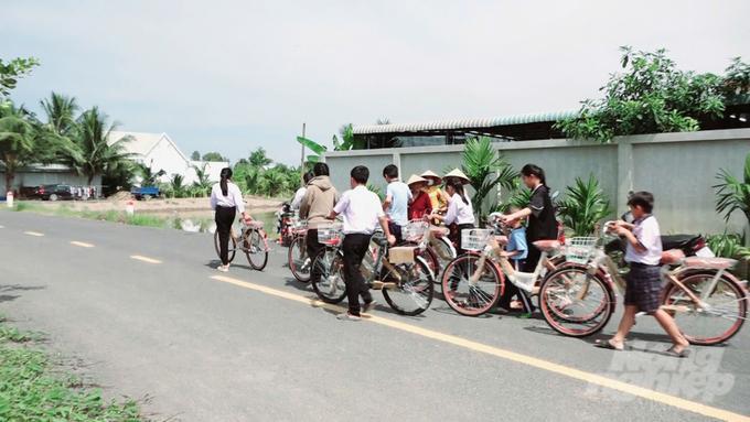 Các em cùng nhau ra về trong niềm hân hoan. Ảnh: Minh Sáng.