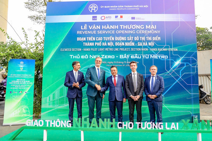 Lãnh đạo TP Hà Nội và các khách mời dự Lễ vận hành thương mại đoạn trên cao tuyến đường sắt đô thị thí điểm thành phố Hà Nội, đoạn Nhổn - ga Hà Nội, sáng 9/11.