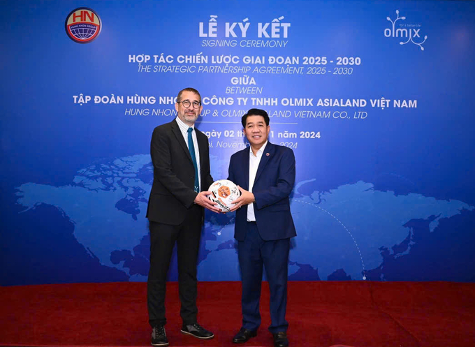 Mr. Robert Clapham, CEO of Olmix Group, presented a ball signed by FC Lorient Club - France to Mr. Vu Manh Hung, Chairman of Hung Nhon Group.