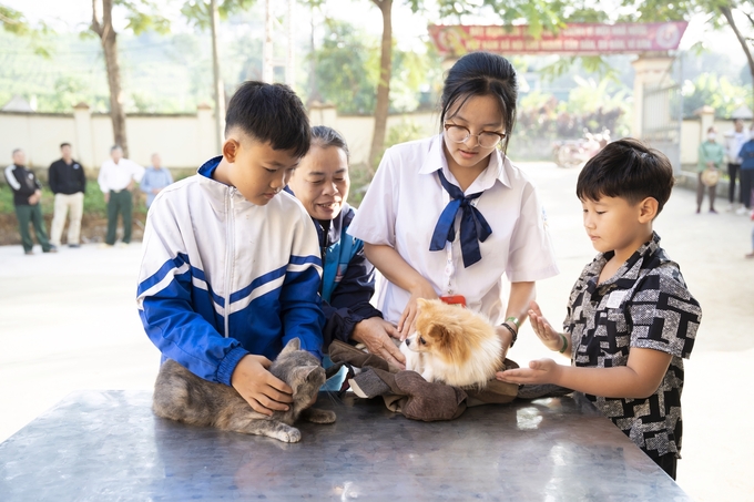 Các em nhỏ ở xã Kỳ Phú, huyện Nho Quan, tỉnh Ninh Bình được tuyên truyền về chăm sóc sức khỏe chó, mèo. Ảnh: FP.