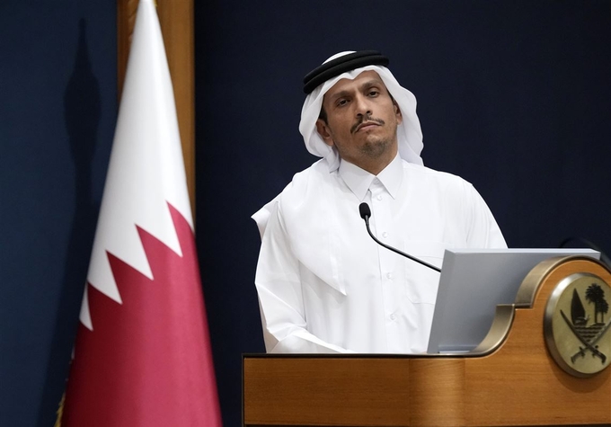 Thủ tướng Qatar Mohammed bin Abdulrahman Al Thani trả lời họp báo hồi tháng 10/2023. Ảnh: AP.