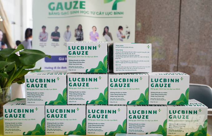 The 'Lucbinhgauze: Biodegradable Bandages from Water Hyacinth' project. Photo: Nguyen Thuy.