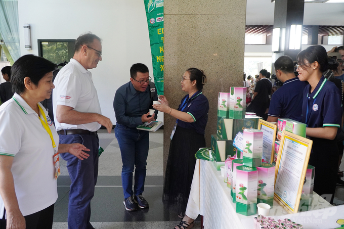 Contestant Nguyen Thi Hong Ngoc introducing her lotus leaf tea product made using Oolong technology. Photo: Nguyen Thuy.