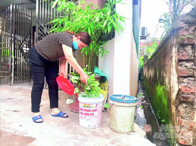 Phân loại, xử lý rác tại hộ gia đình ở Văn Giang. Ảnh: Hải Tiến.