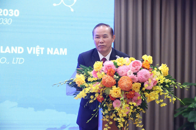 Deputy Minister of Agriculture and Rural Development Phung Duc Tien spoke at the signing ceremony.