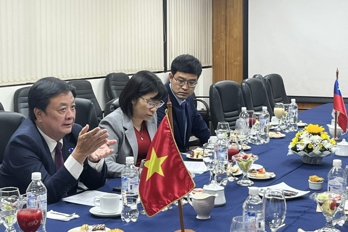 Minister Le Minh Hoan holds talks with Chile's Minister of Agriculture, Mr. Esteban Valenzuela Van Trek. Photo: ICD.