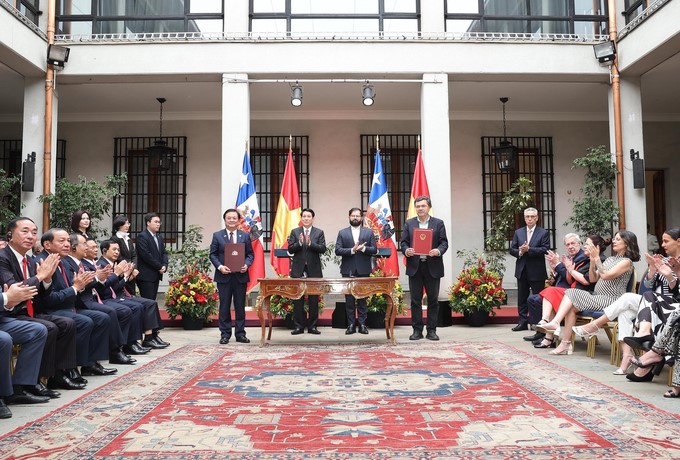 President Luong Cuong and Chilean President Gabriel Boric Font witnessed the signing of a Memorandum of Understanding on agricultural cooperation between the Ministry of Agriculture and Rural Development of Vietnam and the Ministry of Agriculture of Chile. Photo: VNA.