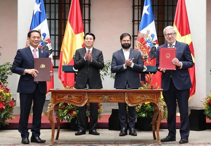 President Luong Cuong and Chilean President Gabriel Boric Font witnessed the signing of the Vietnam-Chile Joint Statement between the two Foreign Ministers. Photo: VNA.