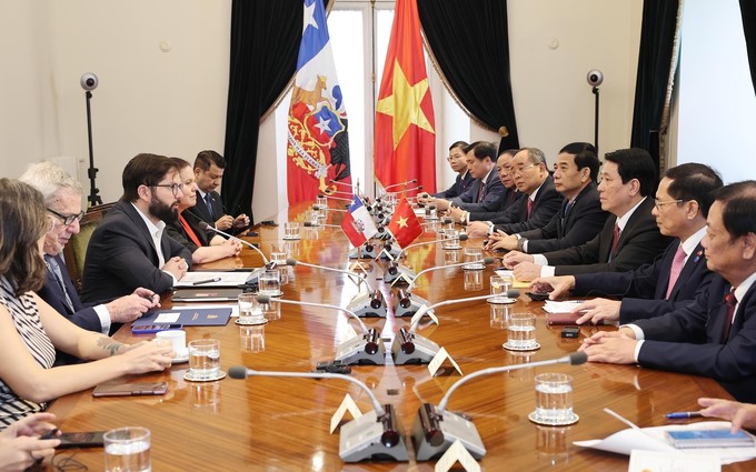 President Luong Cuong and Chilean President Gabriel Boric Font hold talks. Photo: VNA.