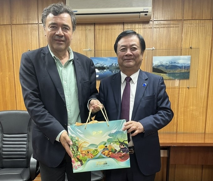 Minister Le Minh Hoan presented Vietnam's OCOP agricultural products to Chile's Minister of Agriculture, Mr. Esteban Valenzuela Van Trek. Photo: ICD.