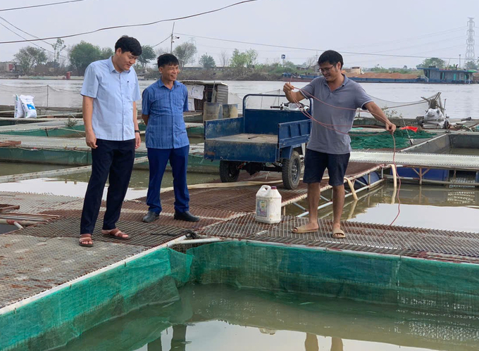 Ông Nguyễn Hữu Thọ (thứ nhất từ trái sang), Chi cục trưởng Chi cục Chăn nuôi Thú y và Thủy sản Bắc Ninh kiểm tra, chỉ đạo công tác khôi phục sản xuất nuôi cá lồng trên hệ thống sông Đuống, sông Cầu.