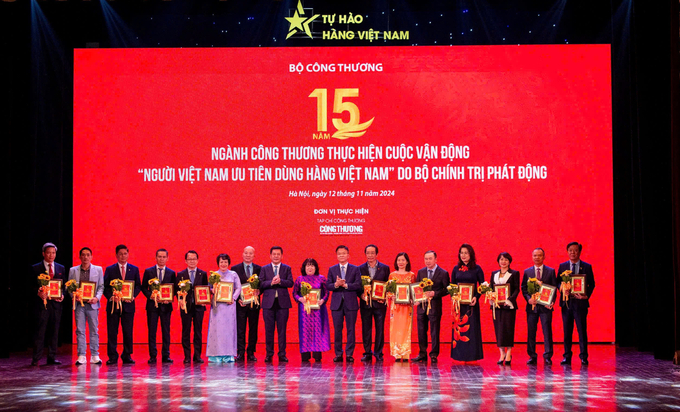 Deputy Prime Minister Le Thanh Long and Minister Nguyen Hong Dien commended outstanding collectives and individuals in the campaign. Photo: MOIT.