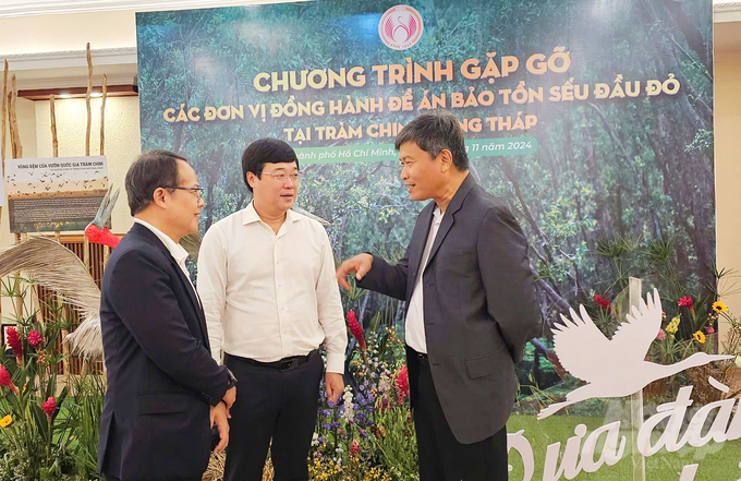 Bí thư Tỉnh ủy Đồng Tháp Lê Quốc Phong (áo trắng) kỳ vọng, sếu đầu đỏ sẽ sớm trở lại Đồng Tháp như tìm về mái nhà xưa. Ảnh: Lê Hoàng Vũ.