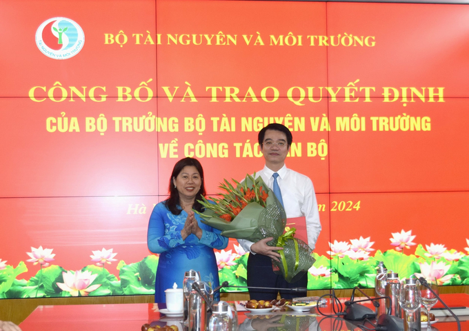 Thứ trưởng Nguyễn Thị Phương Hoa trao quyết định điều động, bổ nhiệm  ông Phạm Tân Tuyến - Chánh văn phòng Bộ TN-MT giữ chức Vụ trưởng Vụ Tổ chức cán bộ. Ảnh: Bộ TN-MT.