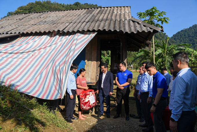 Anh Nguyễn Văn Danh, Giám đốc Sở Tài Chính tỉnh Hòa Bình tặng quà cho hộ nghèo ở xóm Cá. Ảnh: Dương Đình Tường.