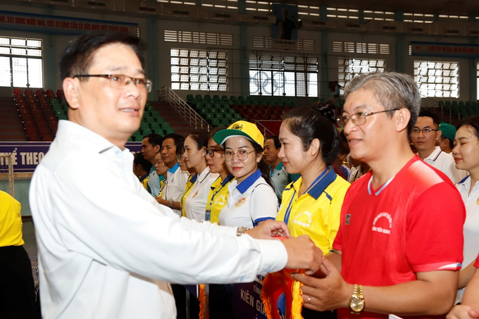 Ông Nguyễn Văn Buội, Phó Giám đốc Sở NN-PTNT Bến tre tặng cờ lưu niệm cho các đoàn vận động viên.