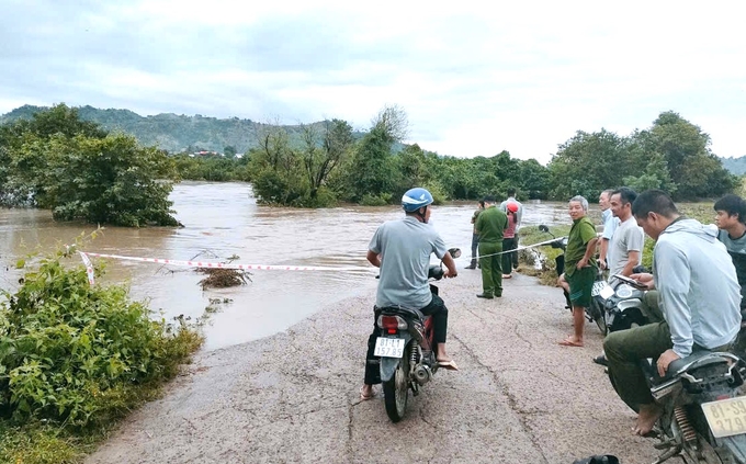 Ngầm tràn tại thôn Mơ Nang 2 (xã Kim Tân, huyện Ia Pa) bị ngập, khiến 200 hộ dân trong khu vực bị cô lập. Ảnh: ĐL. 