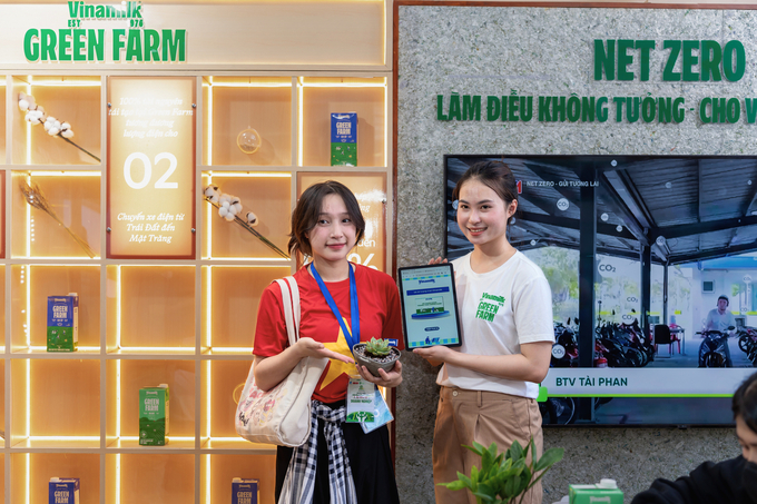 Đặc biệt, Vinamilk tặng nhiều quà 'khủng' cho khách tham gia, bao gồm các vé đi tham quan trang trại Vinamilk Green Farm. Đã có 30 vé được trao tặng thay vì 20 vé như kế hoạch ban đầu, do hoạt động này nhận được sự ủng hộ từ hơn 200 lượt khách tham gia. Ảnh: Vi Nam. 