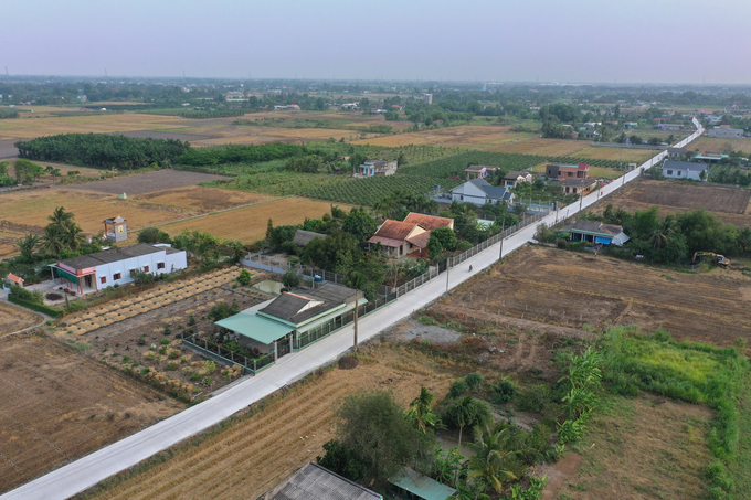 Đường Nguyễn Thi Điểm ở xã Tân Bình, Tân Trụ, Long An được nâng cấp từ 3m lên 5m. Ảnh: Thanh Phong.