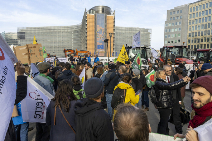 Nông dân biểu tình trước trụ sở Ủy ban Châu Âu tại thành phố Brussels, Bỉ, hôm 13/11 để phản đối Hiệp định thương mại EU-Mercosur. Ảnh: Belga.