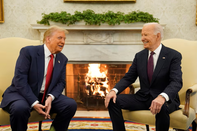 Tổng thống Joe Biden gặp Tổng thống đắc cử Donald Trump tại Phòng Bầu dục ở Nhà Trắng, hôm 13/11. Ảnh: Reuters.