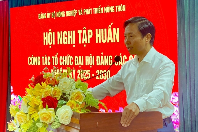 Đồng chí Nguyễn Văn Trường, Phó Bí thư thường trực Đảng ủy Bộ phát biểu khai mạc Hội nghị và trực tiếp phổ biến, quán triệt Chỉ thị số 35-CT/TW của Bộ Chính trị và Kế hoạch số 106-KH/ĐU của Đảng ủy Bộ NN-PTNT.