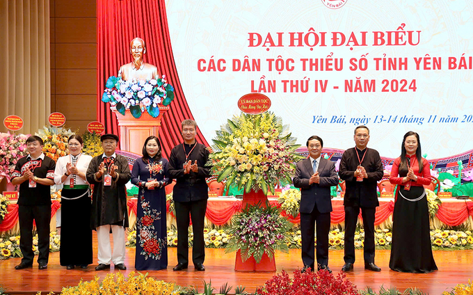 Bộ trưởng, Chủ nhiệm Ủy ban Dân tộc Hầu A Lềnh tặng hoa chúc mừng đại hội. Ảnh: Thanh Tiến.