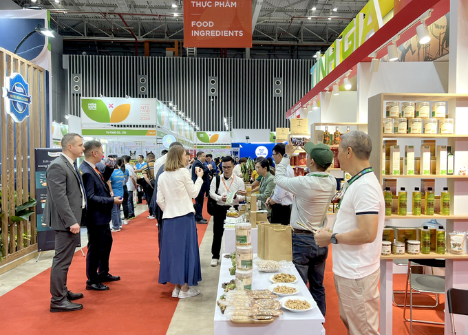 Foreign visitors visit Vietnamese food booths at Vietnam Foodexpo 2024. Photo: Son Trang.