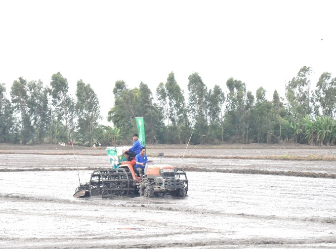 Nông dân tham gia Đề án 1 triệu ha lúa chất lượng cao ngoài được khuyến nông tập huấn kỹ thuật còn được hỗ trợ ứng dụng thiết bị cơ giới hóa trong các khâu sản xuất lúa. Ảnh: Trung Chánh.