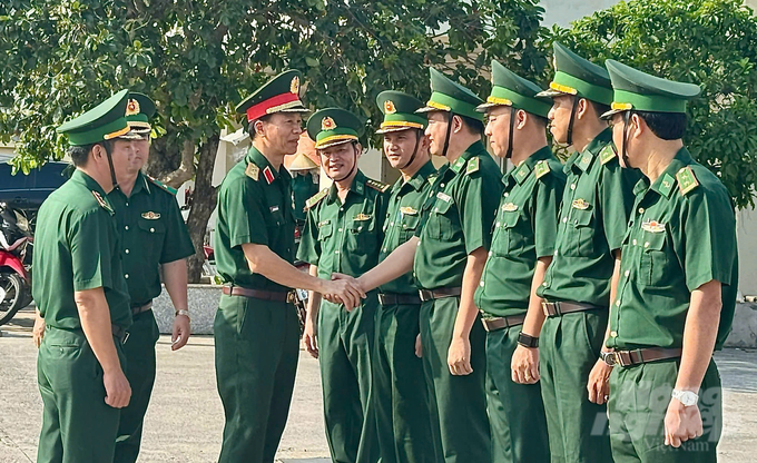 Lieutenant General Nguyen Trong Binh meeting with Ben Da Border Guard Station on anti-IUU fishing measures. Photo: Quang Tien.