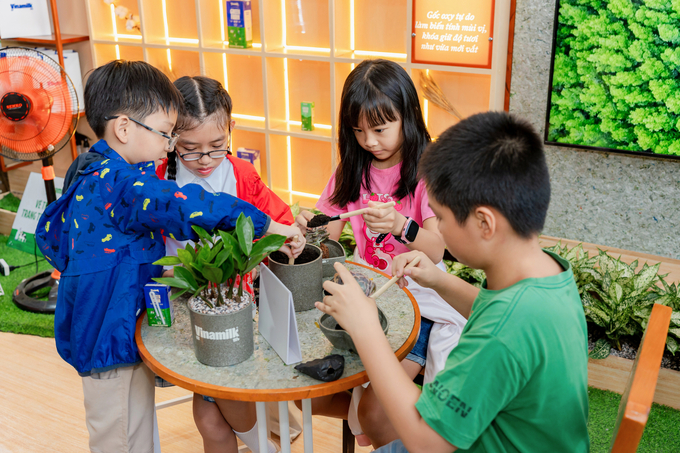 Ms. Tran Thi Thu Cuc (Go Vap district, Ho Chi Minh city) expressed that she and her children are fond of trees and appreciate Vietnam's experience area, which is ideal for educating children on the importance of product recycling and tree planting in order to safeguard the environment. Photo: Vi Nam.