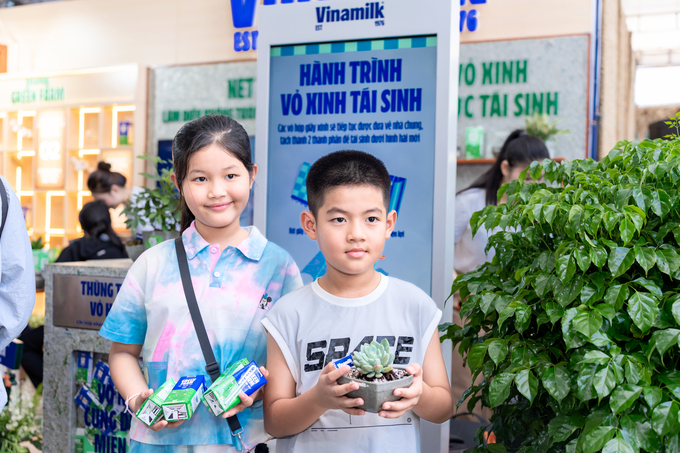 The practices of Vinamilk were easily comprehensible to children during the activity. For instance, Green Farm's carbon neutrality, which is equivalent to covering 30,000 football fields with greenery, and the renewable energy used there, which is equivalent to the power required for two round-trip electric journeys from Earth to the Moon, were both explained. Photo: Vi Nam.