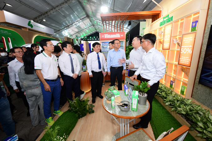 Mr. Do Thanh Tuan, Vinamilk's Director of External Relations (second from the right), introduced officials to Vinamilk’s Net Zero plans aimed for 2050, outlining solutions such as emissions-reducing technology, resource conservation, green energy use, and simultaneous reforestation to absorb carbon. These practices have already enabled Vinamilk to achieve PAS 2060:2014-certified carbon-neutral farms and factories, internationally recognized.