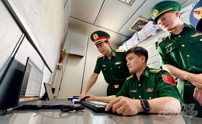 Lieutenant General Nguyen Trong Binh (far left) conducting inspection on the use of the 'Fisheries Management and Communication Software for Vessel Owners' at the Ben Da Border Control Station. Photo: Quang Tien.