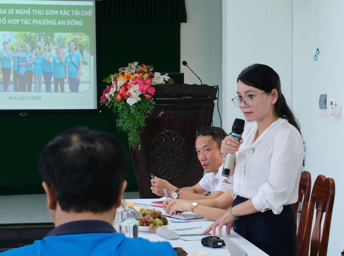 Chủ tịch Hội Liên hiệp Phụ nữ thành phố Huế Đặng Thị Ngọc Lan nhấn mạnh sự hỗ trợ của dự án TVA giúp cải thiện sinh kế và nâng cao vị thế xã hội cho những người phụ nữ làm nghề ve chai. Ảnh: Quỳnh Chi.