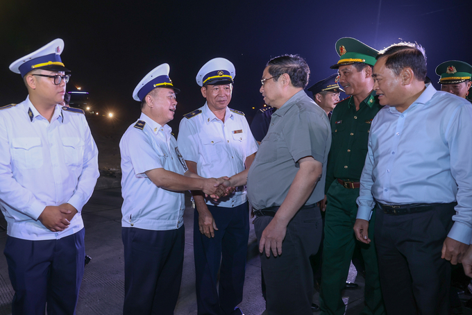 Thủ tướng Phạm Minh Chính trò chuyện với cán bộ, nhân viên làm việc tại hiện trường dự án xây dựng cửa khẩu thông minh tại khu vực Cửa khẩu quốc tế Hữu Nghị. Ảnh: VGP.