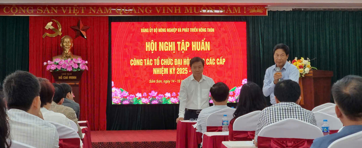 PGS.TS. Hà Hữu Tùng, Giám đốc Bệnh viện Đa khoa Nông nghiệp trao đổi tại Hội nghị.