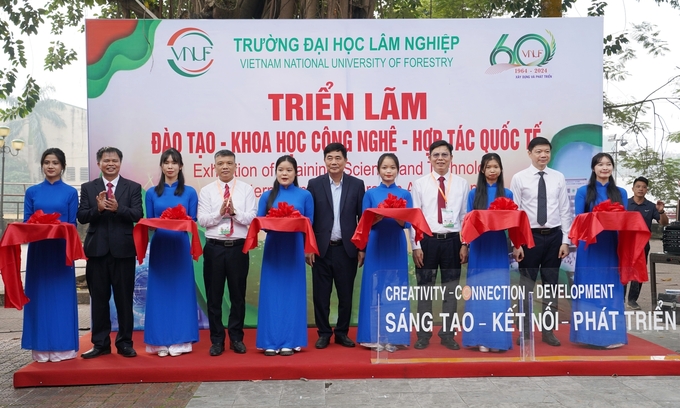 Các đại biểu cắt băng khai mạc Triển lãm Đào tạo - Khoa học công nghệ - Hợp tác quốc tế tại khuôn viên Trường Đại học Lâm nghiệp. Ảnh: VNUF.