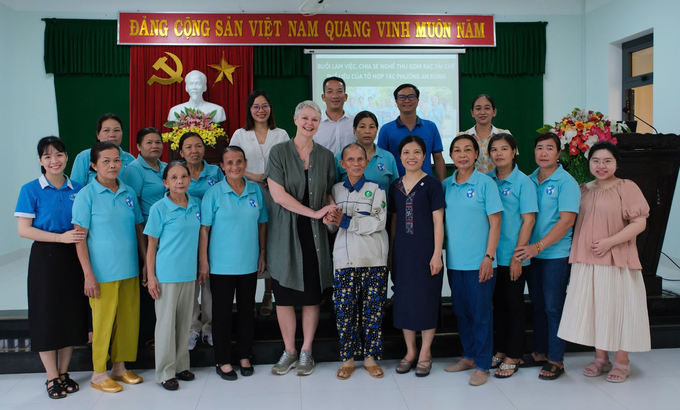 The meeting highlighted recycling and waste collection activities of An Dong ward, Hue City. Photo: Quynh Chi.