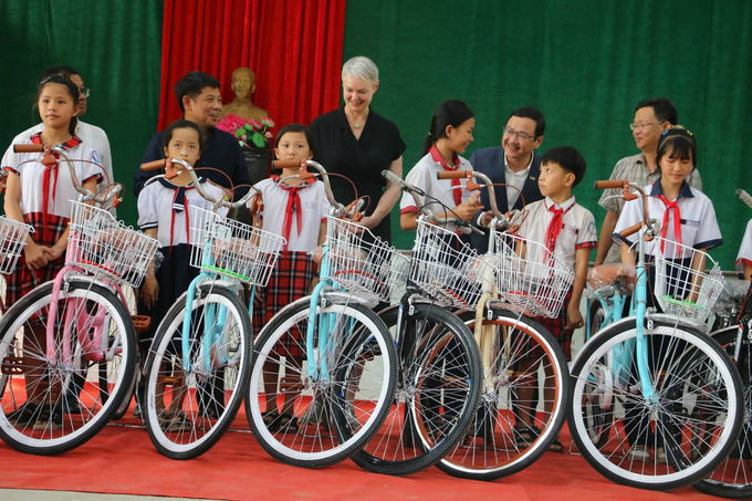 Chương trình 'Cùng em tới lớp' trao tặng 100 xe đạp cho học sinh nghèo vượt khó tại huyện Phú Vang, tỉnh Thừa Thiên-Huế. Ảnh: Công Điền.