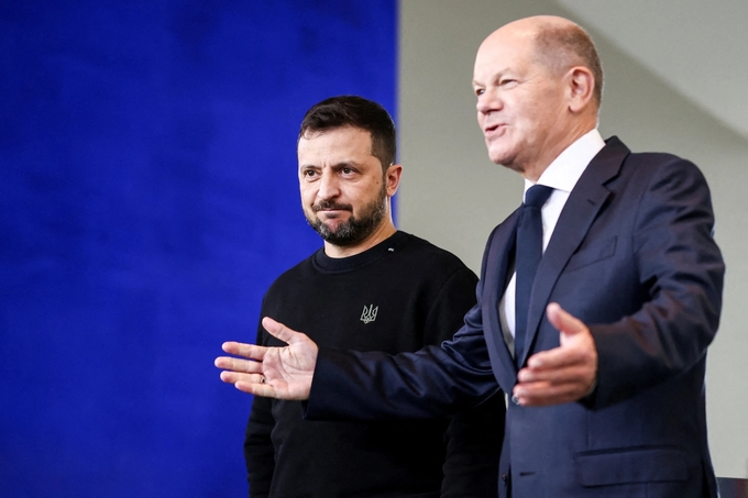 Thủ tướng Đức Olaf Scholz và Tổng thống Ukraine Volodymyr Zelensky phát biểu trước cuộc hội đàm tại Berlin, Đức, hôm 11/10. Ảnh: Reuters.