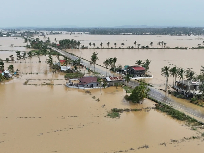 Nước lũ nhấn chìm nhiều ngôi nhà và ruộng lúa ở thị trấn Buguey, tỉnh Cagayan. Ảnh: AFP.