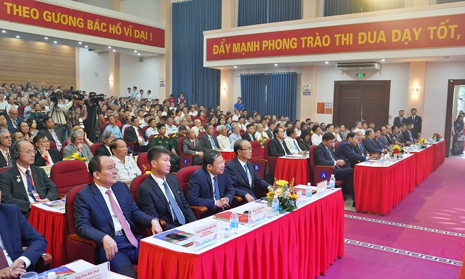 Hàng trăm đại biểu và hàng nghìn thế hệ cựu sinh viên đã về chúc mừng nhà trường. Ảnh: TLU.