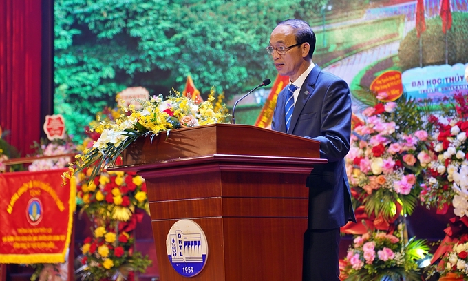 Hiệu trưởng Trịnh Minh Thụ đánh giá cao những đóng góp của các thế hệ cựu sinh viên. Ảnh: TLU.