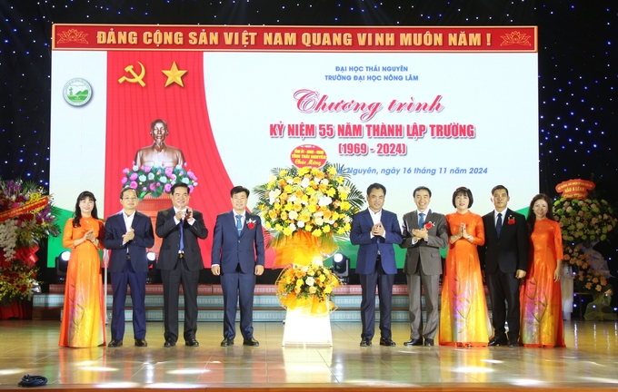 Lãnh đạo Tỉnh ủy, HĐND, UBND tỉnh Thái Nguyên tặng hoa chúc mừng Trường Đại học Nông lâm Thái Nguyên. Ảnh: Phạm Hiếu.