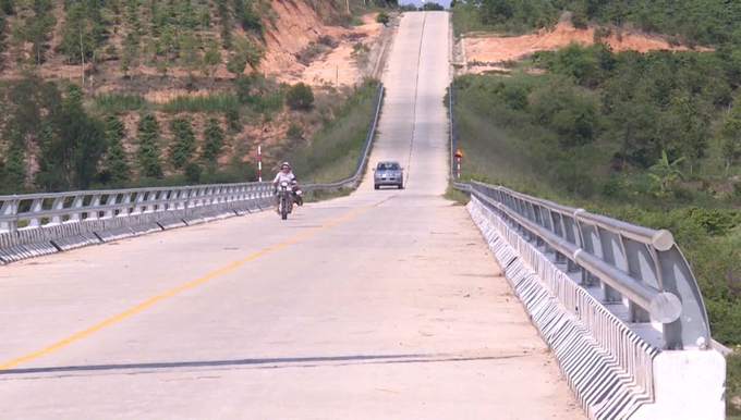 Những con đường nông thôn mới khang trang, sạch đẹp ở huyện Mang Yang. Ảnh: Tuấn Anh.