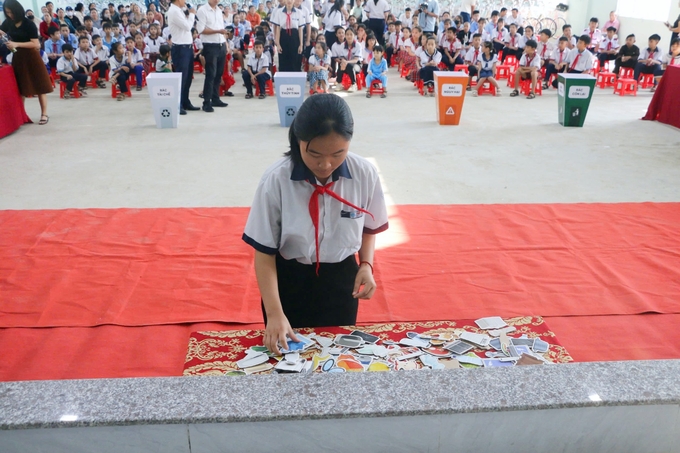 Học sinh các trường trong huyện Phú Vang được thực hành phân loại rác tại nguồn vào các nhóm khác nhau. Ảnh: Kiên Đồng. 