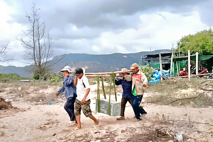 Đến nay các đơn vị thi công đã hoàn thành việc cắm mốc hành lang bảo vệ bờ biển thuộc dự án 'Cắm mốc giới hành lang bảo vệ bờ biển tỉnh Ninh Thuận' để bàn giao cho chính quyền địa phương quản lý. Ảnh: Dự án cung cấp.