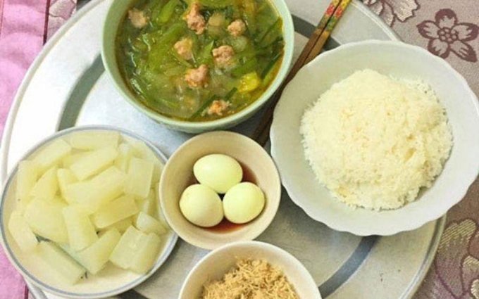 Mâm cơm tăng sức đề kháng cho mẹ.Trứng gà luộc, củ cải luộc, canh bầu nấu thịt mọc. 